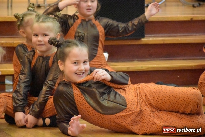 Zdjęcie w galerii na portalu naszraciborz.pl: Kolorowy zawrót głowy – przedszkolaki na przeglądzie w Tworkowie [FOTO i WIDEO] wiadomości z regionu