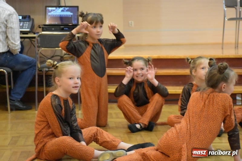 Zdjęcie w galerii na portalu naszraciborz.pl: Kolorowy zawrót głowy – przedszkolaki na przeglądzie w Tworkowie [FOTO i WIDEO] wiadomości z regionu