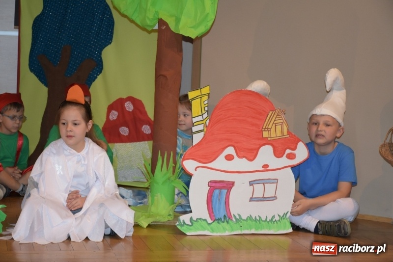 Zdjęcie w galerii na portalu naszraciborz.pl: Kolorowy zawrót głowy – przedszkolaki na przeglądzie w Tworkowie [FOTO i WIDEO] wiadomości z regionu