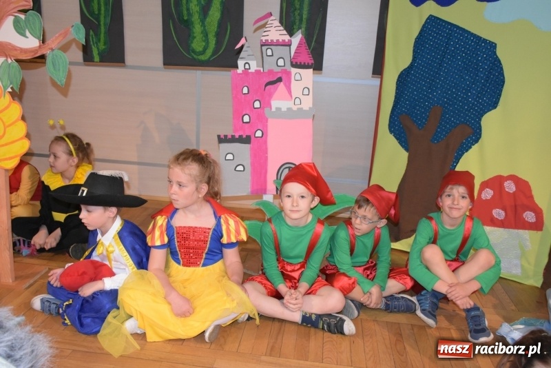 Zdjęcie w galerii na portalu naszraciborz.pl: Kolorowy zawrót głowy – przedszkolaki na przeglądzie w Tworkowie [FOTO i WIDEO] wiadomości z regionu