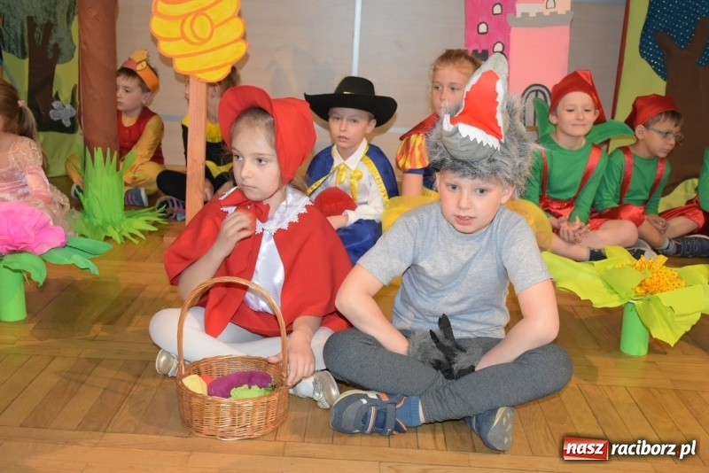 Zdjęcie w galerii na portalu naszraciborz.pl: Kolorowy zawrót głowy – przedszkolaki na przeglądzie w Tworkowie [FOTO i WIDEO] wiadomości z regionu