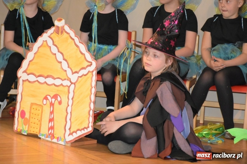 Zdjęcie w galerii na portalu naszraciborz.pl: Kolorowy zawrót głowy – przedszkolaki na przeglądzie w Tworkowie [FOTO i WIDEO] wiadomości z regionu