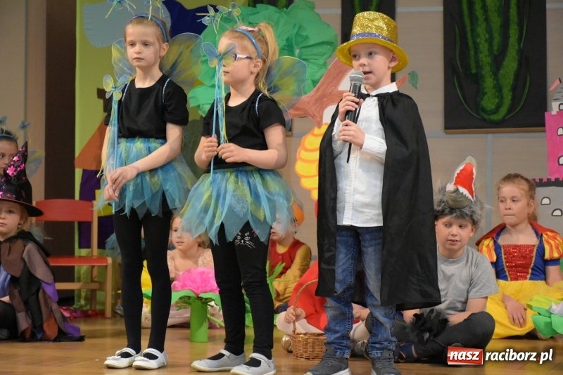 Zdjęcie w galerii na portalu naszraciborz.pl: Kolorowy zawrót głowy – przedszkolaki na przeglądzie w Tworkowie [FOTO i WIDEO] wiadomości z regionu