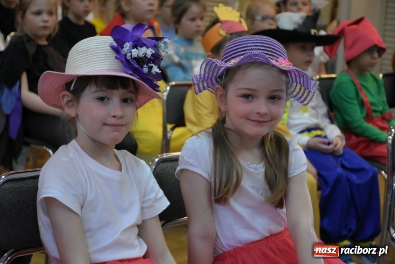 Zdjęcie w galerii na portalu naszraciborz.pl: Kolorowy zawrót głowy – przedszkolaki na przeglądzie w Tworkowie [FOTO i WIDEO] wiadomości z regionu