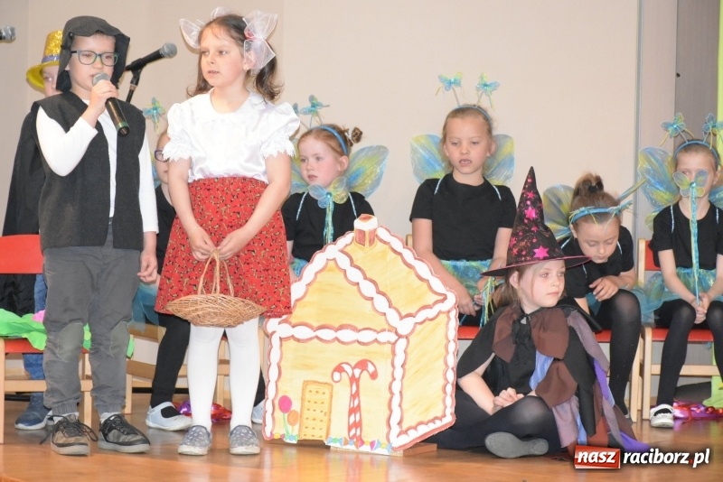 Zdjęcie w galerii na portalu naszraciborz.pl: Kolorowy zawrót głowy – przedszkolaki na przeglądzie w Tworkowie [FOTO i WIDEO] wiadomości z regionu