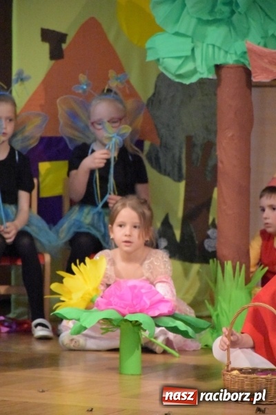 Zdjęcie w galerii na portalu naszraciborz.pl: Kolorowy zawrót głowy – przedszkolaki na przeglądzie w Tworkowie [FOTO i WIDEO] wiadomości z regionu