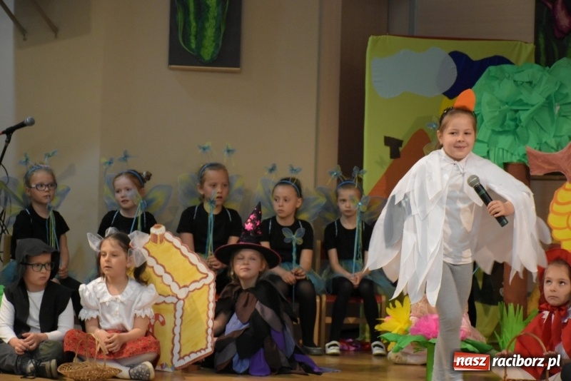 Zdjęcie w galerii na portalu naszraciborz.pl: Kolorowy zawrót głowy – przedszkolaki na przeglądzie w Tworkowie [FOTO i WIDEO] wiadomości z regionu