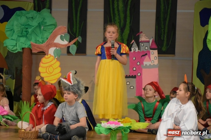 Zdjęcie w galerii na portalu naszraciborz.pl: Kolorowy zawrót głowy – przedszkolaki na przeglądzie w Tworkowie [FOTO i WIDEO] wiadomości z regionu