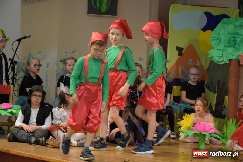 Zdjęcie w galerii na portalu naszraciborz.pl: Kolorowy zawrót głowy – przedszkolaki na przeglądzie w Tworkowie [FOTO i WIDEO] wiadomości z regionu