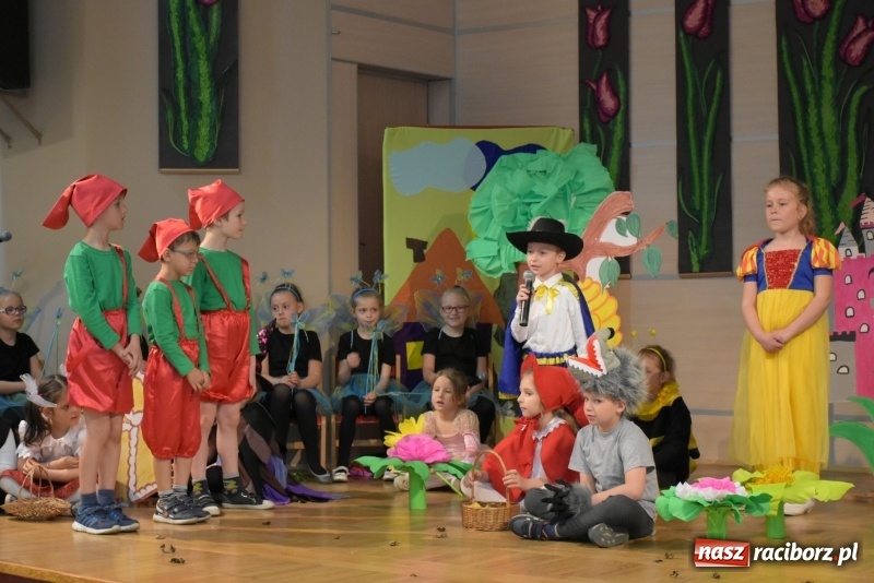 Zdjęcie w galerii na portalu naszraciborz.pl: Kolorowy zawrót głowy – przedszkolaki na przeglądzie w Tworkowie [FOTO i WIDEO] wiadomości z regionu