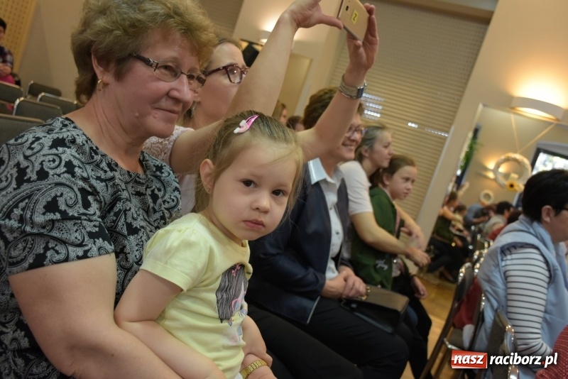 Zdjęcie w galerii na portalu naszraciborz.pl: Kolorowy zawrót głowy – przedszkolaki na przeglądzie w Tworkowie [FOTO i WIDEO] wiadomości z regionu