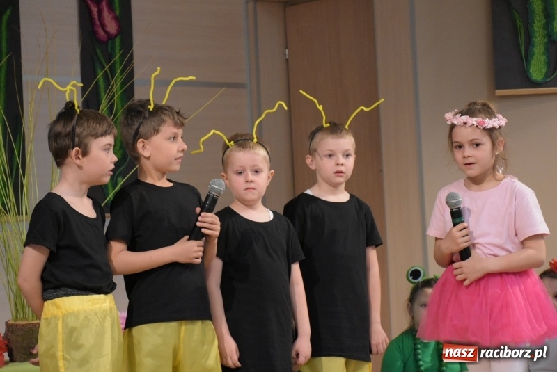 Zdjęcie w galerii na portalu naszraciborz.pl: Kolorowy zawrót głowy – przedszkolaki na przeglądzie w Tworkowie [FOTO i WIDEO] wiadomości z regionu