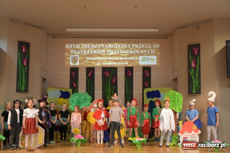 Zdjęcie w galerii na portalu naszraciborz.pl: Kolorowy zawrót głowy – przedszkolaki na przeglądzie w Tworkowie [FOTO i WIDEO] wiadomości z regionu