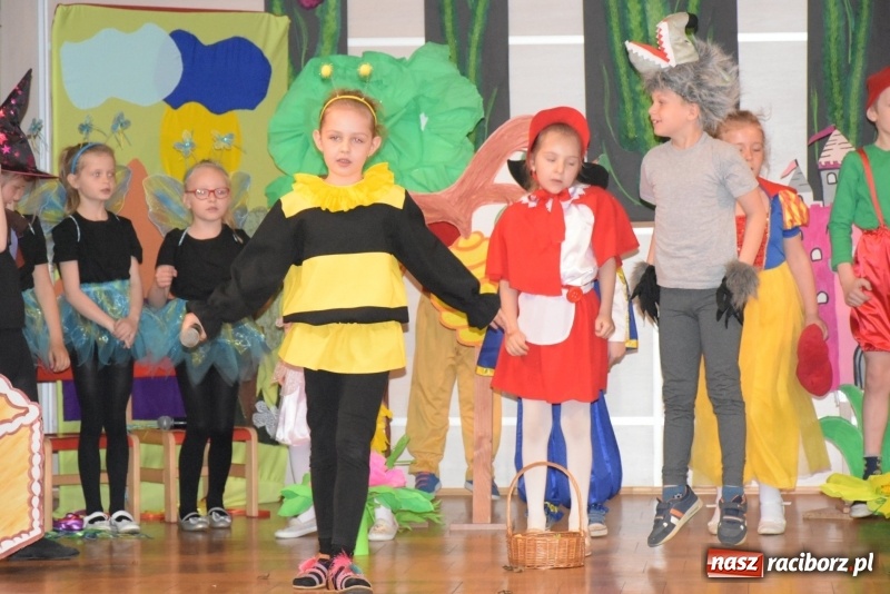 Zdjęcie w galerii na portalu naszraciborz.pl: Kolorowy zawrót głowy – przedszkolaki na przeglądzie w Tworkowie [FOTO i WIDEO] wiadomości z regionu