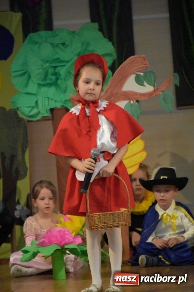 Zdjęcie w galerii na portalu naszraciborz.pl: Kolorowy zawrót głowy – przedszkolaki na przeglądzie w Tworkowie [FOTO i WIDEO] wiadomości z regionu