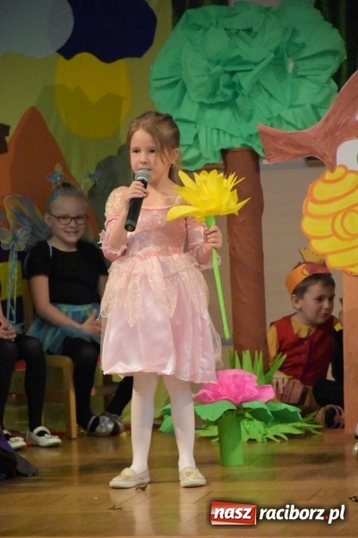 Zdjęcie w galerii na portalu naszraciborz.pl: Kolorowy zawrót głowy – przedszkolaki na przeglądzie w Tworkowie [FOTO i WIDEO] wiadomości z regionu