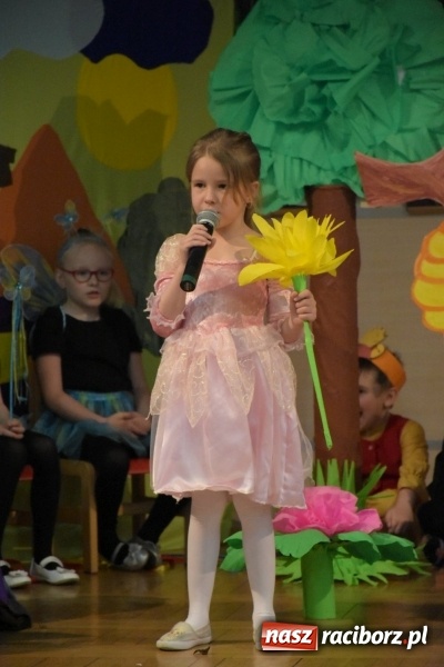 Zdjęcie w galerii na portalu naszraciborz.pl: Kolorowy zawrót głowy – przedszkolaki na przeglądzie w Tworkowie [FOTO i WIDEO] wiadomości z regionu