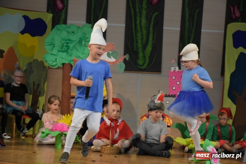 Zdjęcie w galerii na portalu naszraciborz.pl: Kolorowy zawrót głowy – przedszkolaki na przeglądzie w Tworkowie [FOTO i WIDEO] wiadomości z regionu