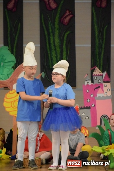 Zdjęcie w galerii na portalu naszraciborz.pl: Kolorowy zawrót głowy – przedszkolaki na przeglądzie w Tworkowie [FOTO i WIDEO] wiadomości z regionu