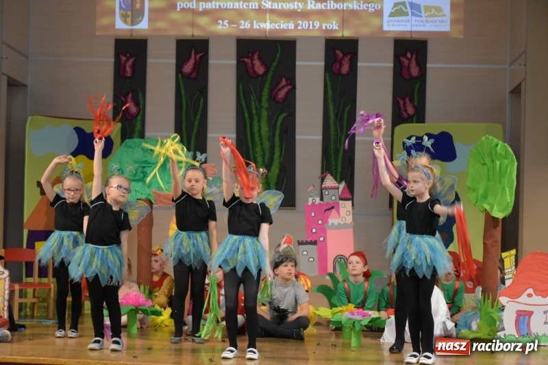 Zdjęcie w galerii na portalu naszraciborz.pl: Kolorowy zawrót głowy – przedszkolaki na przeglądzie w Tworkowie [FOTO i WIDEO] wiadomości z regionu