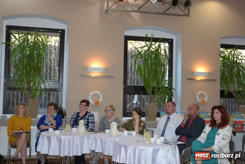 Zdjęcie w galerii na portalu naszraciborz.pl: Kolorowy zawrót głowy – przedszkolaki na przeglądzie w Tworkowie [FOTO i WIDEO] wiadomości z regionu