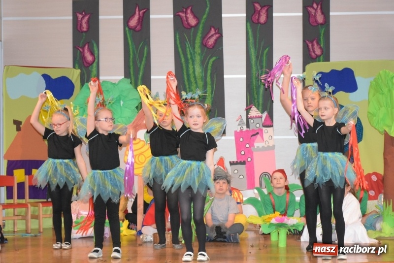 Zdjęcie w galerii na portalu naszraciborz.pl: Kolorowy zawrót głowy – przedszkolaki na przeglądzie w Tworkowie [FOTO i WIDEO] wiadomości z regionu