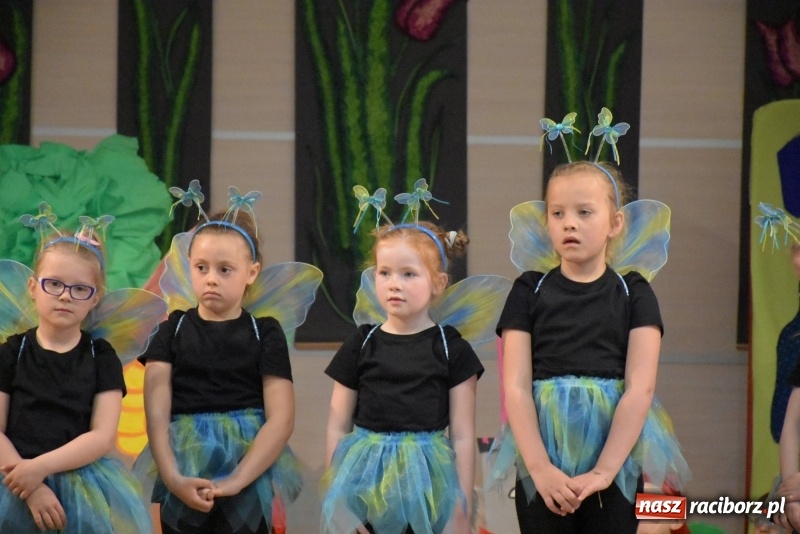 Zdjęcie w galerii na portalu naszraciborz.pl: Kolorowy zawrót głowy – przedszkolaki na przeglądzie w Tworkowie [FOTO i WIDEO] wiadomości z regionu