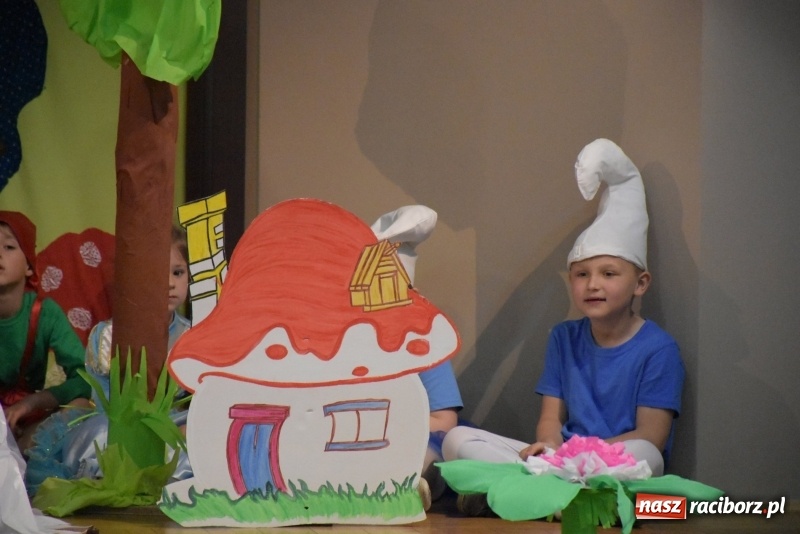 Zdjęcie w galerii na portalu naszraciborz.pl: Kolorowy zawrót głowy – przedszkolaki na przeglądzie w Tworkowie [FOTO i WIDEO] wiadomości z regionu