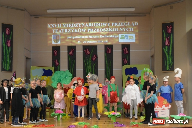 Zdjęcie w galerii na portalu naszraciborz.pl: Kolorowy zawrót głowy – przedszkolaki na przeglądzie w Tworkowie [FOTO i WIDEO] wiadomości z regionu