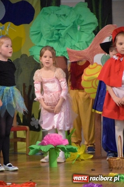 Zdjęcie w galerii na portalu naszraciborz.pl: Kolorowy zawrót głowy – przedszkolaki na przeglądzie w Tworkowie [FOTO i WIDEO] wiadomości z regionu