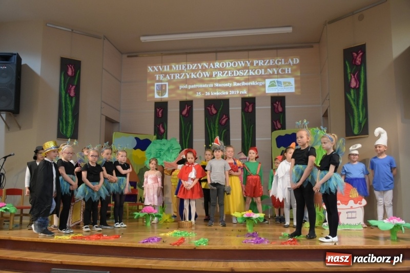 Zdjęcie w galerii na portalu naszraciborz.pl: Kolorowy zawrót głowy – przedszkolaki na przeglądzie w Tworkowie [FOTO i WIDEO] wiadomości z regionu