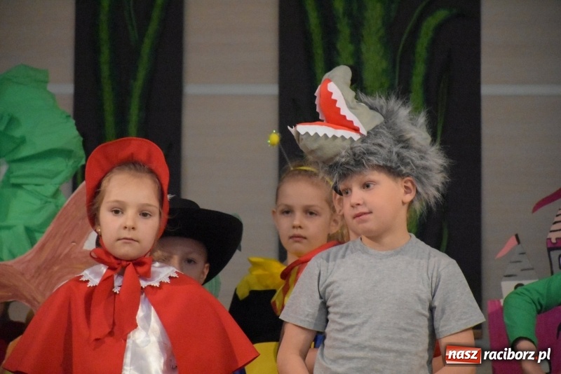 Zdjęcie w galerii na portalu naszraciborz.pl: Kolorowy zawrót głowy – przedszkolaki na przeglądzie w Tworkowie [FOTO i WIDEO] wiadomości z regionu