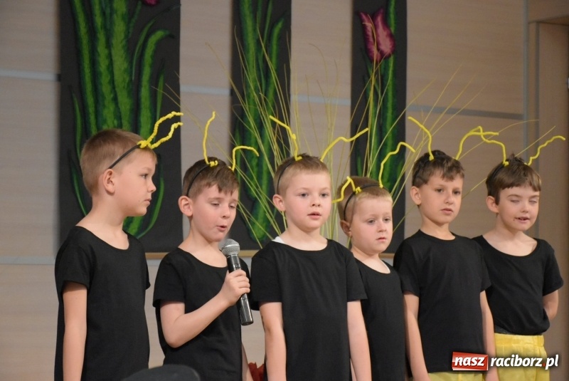 Zdjęcie w galerii na portalu naszraciborz.pl: Kolorowy zawrót głowy – przedszkolaki na przeglądzie w Tworkowie [FOTO i WIDEO] wiadomości z regionu