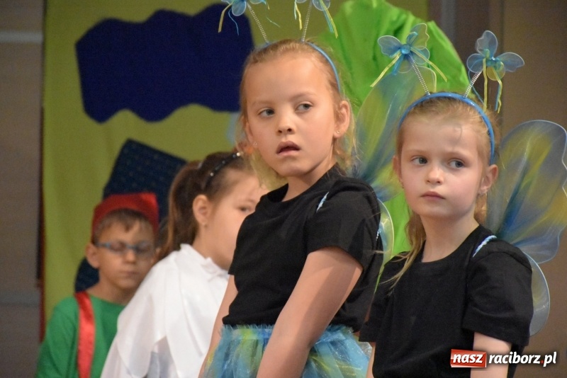Zdjęcie w galerii na portalu naszraciborz.pl: Kolorowy zawrót głowy – przedszkolaki na przeglądzie w Tworkowie [FOTO i WIDEO] wiadomości z regionu