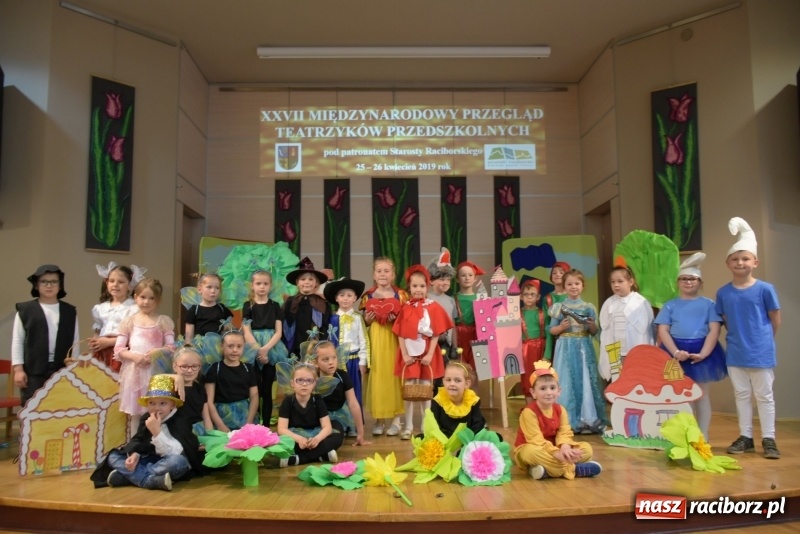 Zdjęcie w galerii na portalu naszraciborz.pl: Kolorowy zawrót głowy – przedszkolaki na przeglądzie w Tworkowie [FOTO i WIDEO] wiadomości z regionu