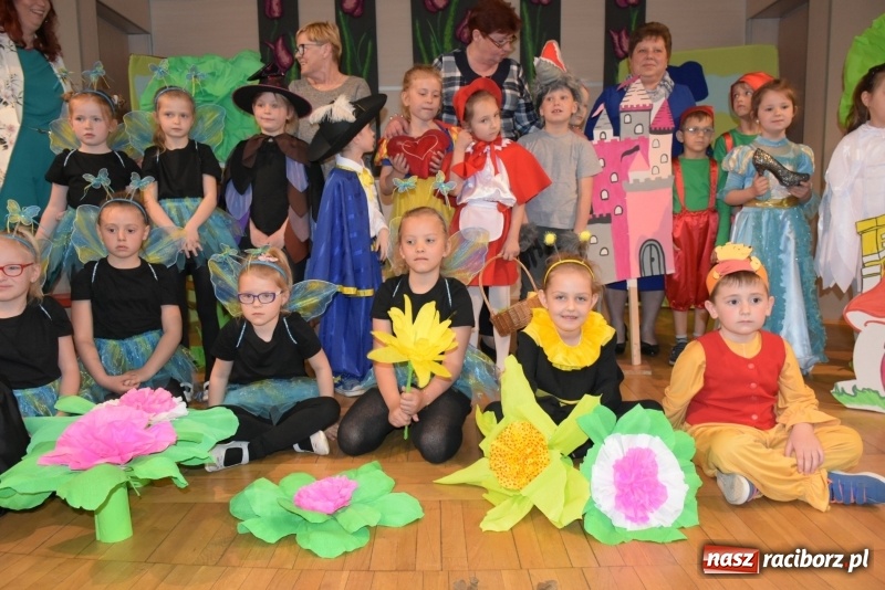 Zdjęcie w galerii na portalu naszraciborz.pl: Kolorowy zawrót głowy – przedszkolaki na przeglądzie w Tworkowie [FOTO i WIDEO] wiadomości z regionu