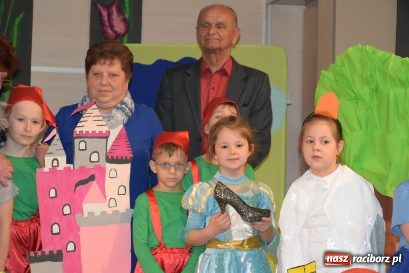 Zdjęcie w galerii na portalu naszraciborz.pl: Kolorowy zawrót głowy – przedszkolaki na przeglądzie w Tworkowie [FOTO i WIDEO] wiadomości z regionu