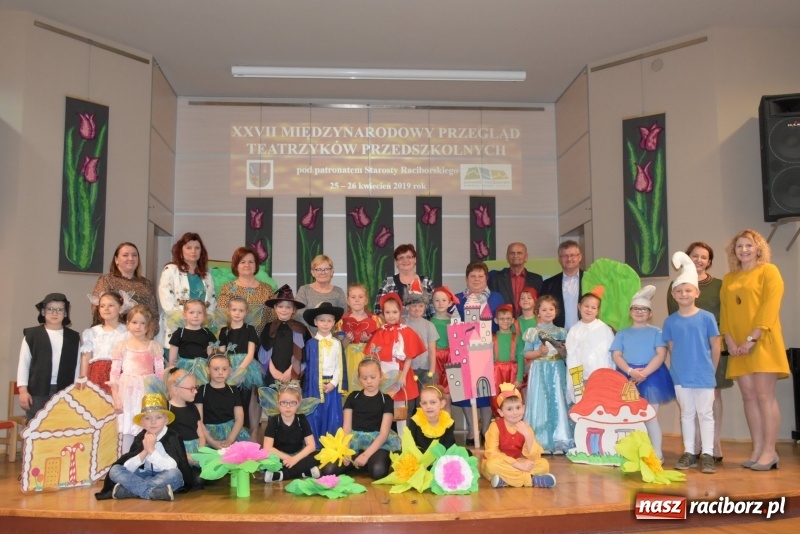 Zdjęcie w galerii na portalu naszraciborz.pl: Kolorowy zawrót głowy – przedszkolaki na przeglądzie w Tworkowie [FOTO i WIDEO] wiadomości z regionu