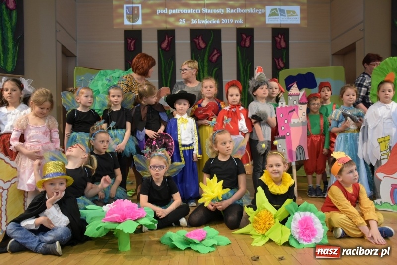 Zdjęcie w galerii na portalu naszraciborz.pl: Kolorowy zawrót głowy – przedszkolaki na przeglądzie w Tworkowie [FOTO i WIDEO] wiadomości z regionu