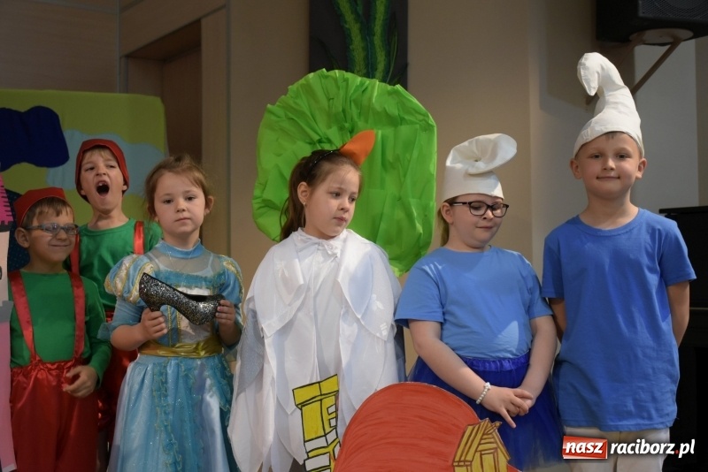 Zdjęcie w galerii na portalu naszraciborz.pl: Kolorowy zawrót głowy – przedszkolaki na przeglądzie w Tworkowie [FOTO i WIDEO] wiadomości z regionu