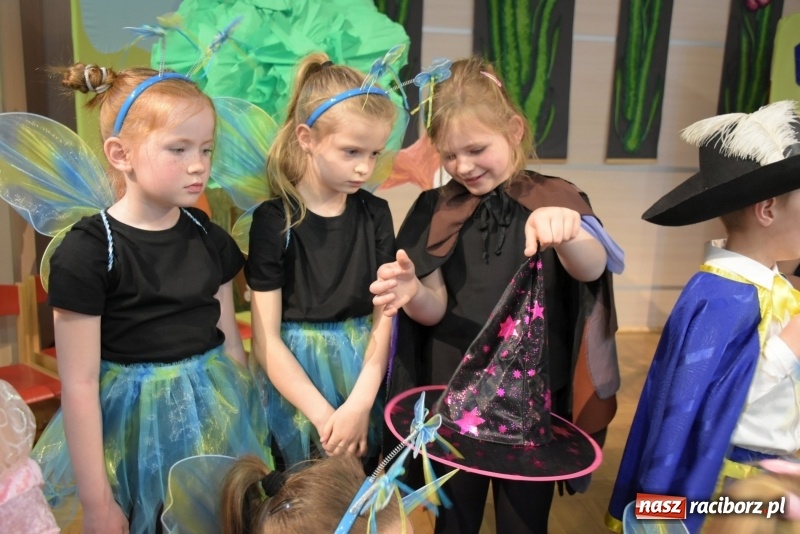 Zdjęcie w galerii na portalu naszraciborz.pl: Kolorowy zawrót głowy – przedszkolaki na przeglądzie w Tworkowie [FOTO i WIDEO] wiadomości z regionu