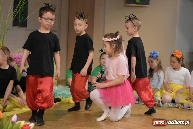 Zdjęcie w galerii na portalu naszraciborz.pl: Kolorowy zawrót głowy – przedszkolaki na przeglądzie w Tworkowie [FOTO i WIDEO] wiadomości z regionu