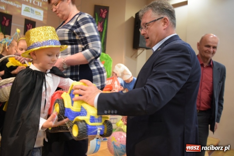 Zdjęcie w galerii na portalu naszraciborz.pl: Kolorowy zawrót głowy – przedszkolaki na przeglądzie w Tworkowie [FOTO i WIDEO] wiadomości z regionu