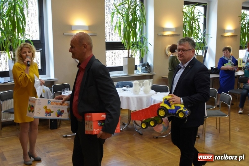 Zdjęcie w galerii na portalu naszraciborz.pl: Kolorowy zawrót głowy – przedszkolaki na przeglądzie w Tworkowie [FOTO i WIDEO] wiadomości z regionu