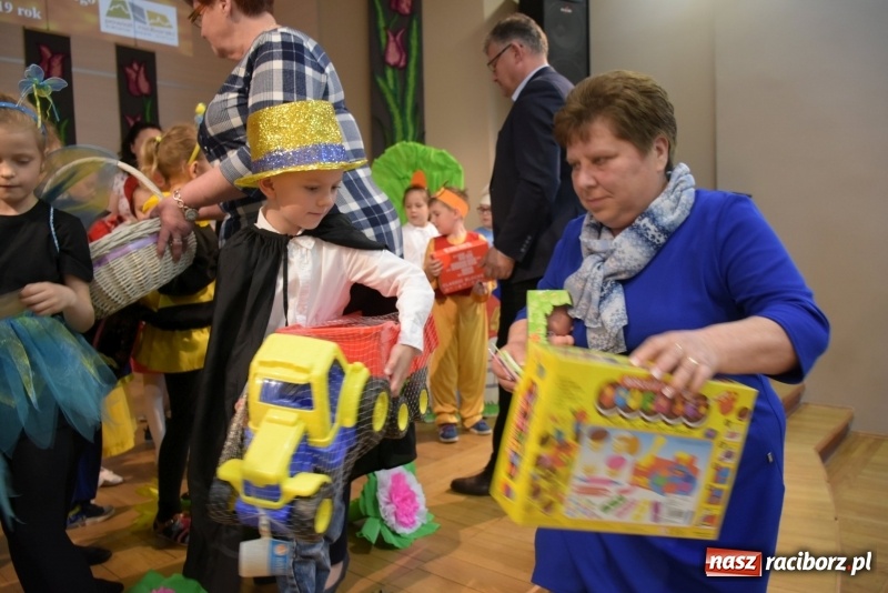 Zdjęcie w galerii na portalu naszraciborz.pl: Kolorowy zawrót głowy – przedszkolaki na przeglądzie w Tworkowie [FOTO i WIDEO] wiadomości z regionu