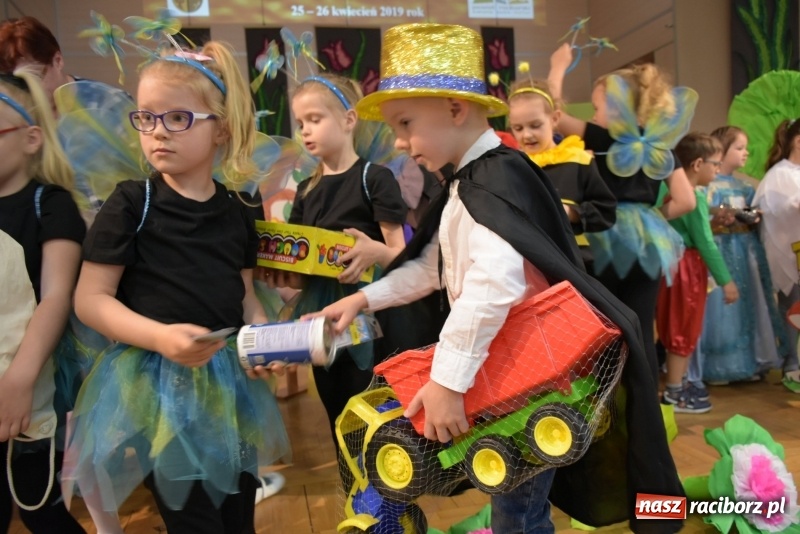 Zdjęcie w galerii na portalu naszraciborz.pl: Kolorowy zawrót głowy – przedszkolaki na przeglądzie w Tworkowie [FOTO i WIDEO] wiadomości z regionu