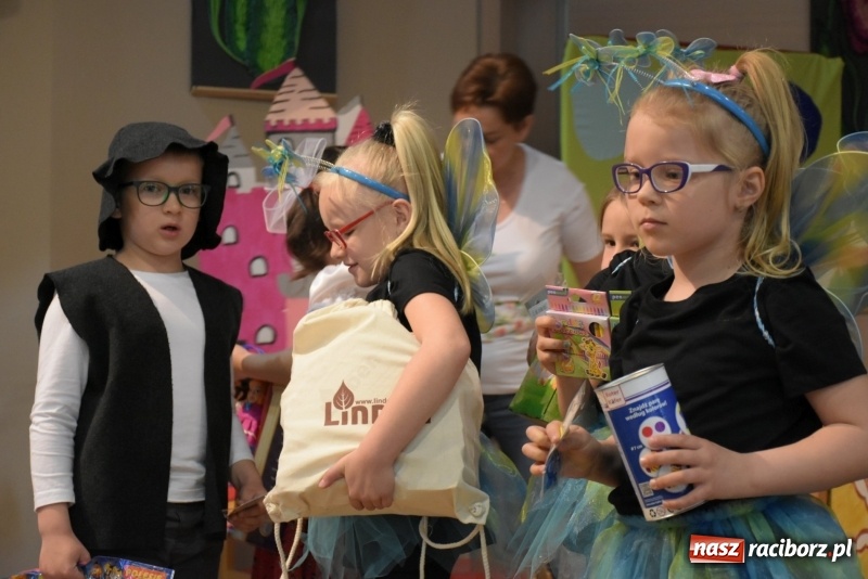 Zdjęcie w galerii na portalu naszraciborz.pl: Kolorowy zawrót głowy – przedszkolaki na przeglądzie w Tworkowie [FOTO i WIDEO] wiadomości z regionu