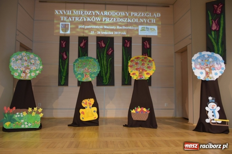 Zdjęcie w galerii na portalu naszraciborz.pl: Kolorowy zawrót głowy – przedszkolaki na przeglądzie w Tworkowie [FOTO i WIDEO] wiadomości z regionu