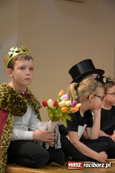 Zdjęcie w galerii na portalu naszraciborz.pl: Kolorowy zawrót głowy – przedszkolaki na przeglądzie w Tworkowie [FOTO i WIDEO] wiadomości z regionu