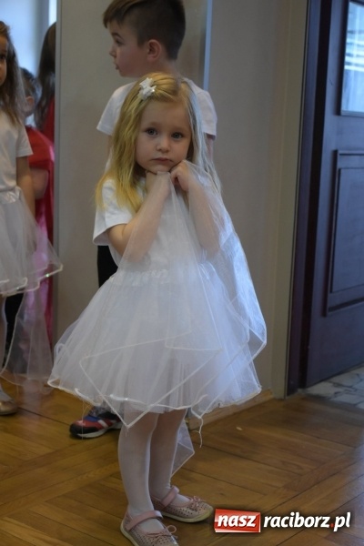 Zdjęcie w galerii na portalu naszraciborz.pl: Kolorowy zawrót głowy – przedszkolaki na przeglądzie w Tworkowie [FOTO i WIDEO] wiadomości z regionu